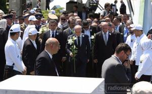 Brojne delegacije i zvaničnici odali počast stradalim Srebreničanima