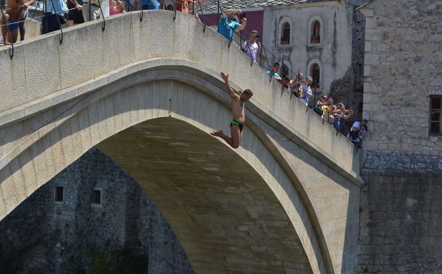 Skokom sa Starog mosta bez aplauza odana počast žrtvama Srebrenice