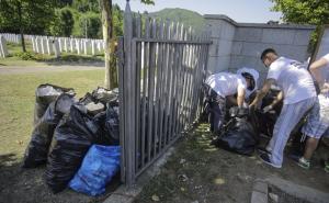 Nakon dženaze studenti očistili mezarje Memorijalnog centra