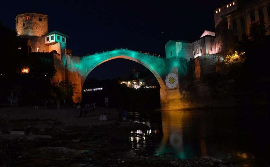 Sjećanje na žrtve: Stari most u znaku Cvijeta Srebrenice