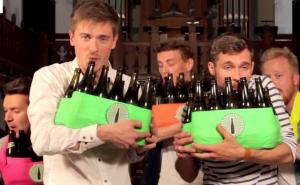 Grupa mladića na pivskim bocama svira "Despacito" i "Billie Jean"