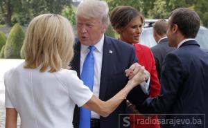 Donald Trump i čudna rukovanja: Pogledajte kako je zgrabio Macronovu ženu 