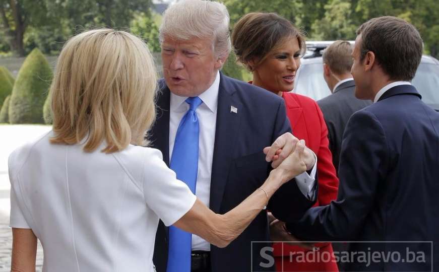 Donald Trump i čudna rukovanja: Pogledajte kako je zgrabio Macronovu ženu 