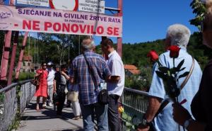 Banjalučani niz Vrbas pustili cvijeće u spomen žrtvama rata