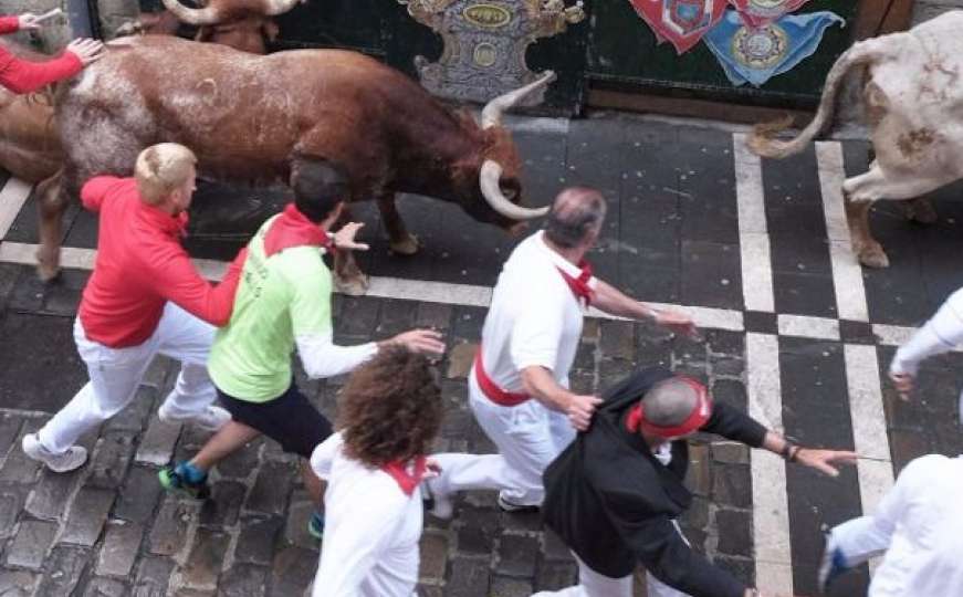 Najmanje deset osoba povrijeđeno u finalnoj utrci s bikovima 