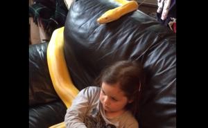 Najbolji drugovi: Djevojčica i ogromni albino piton zajedno gledaju film