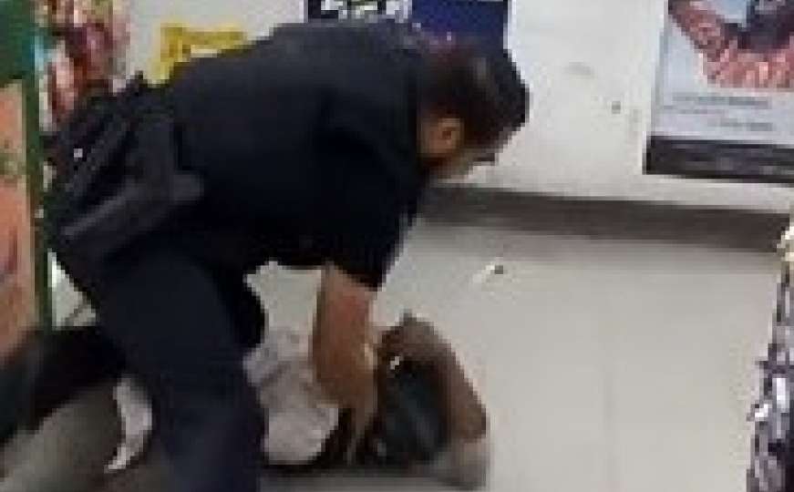 Američki policajac brutalno prebio beskućnicu jer je prosila