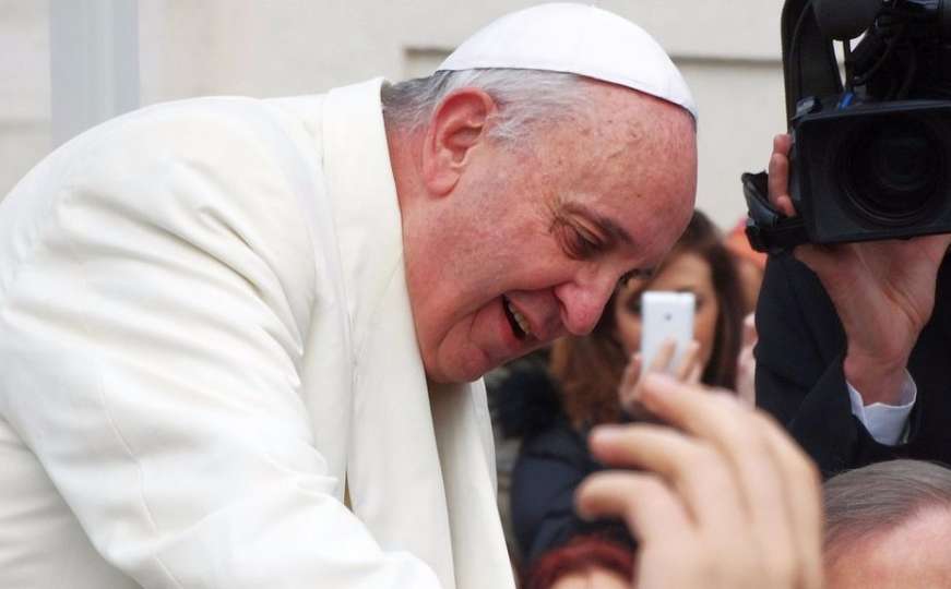 Papa Franjo ima novu poruku na vratima: Ne kukajte!
