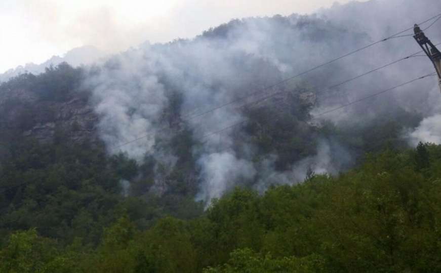 Požar na Čvrsnici proširio se prema rejonu Pograda, vatrogasci dežuraju 24 sata