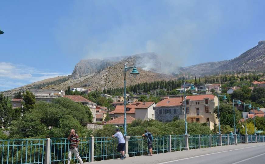 Požar kod Mostara: Vatrogasci se bore s plamenom iznad naseljenih područja