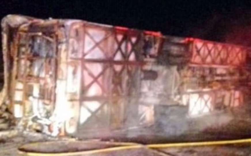 Tragično: Autobus sletio s puta i zapalio se, 14 osoba poginulo