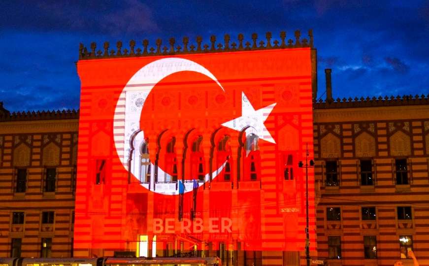 Sarajevska Vijećnica u bojama zastave Turske