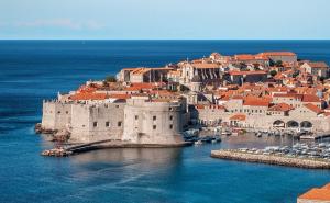 Zaštitari u Dubrovniku brane ljudima da ulaze na plažu s hranom i pićem