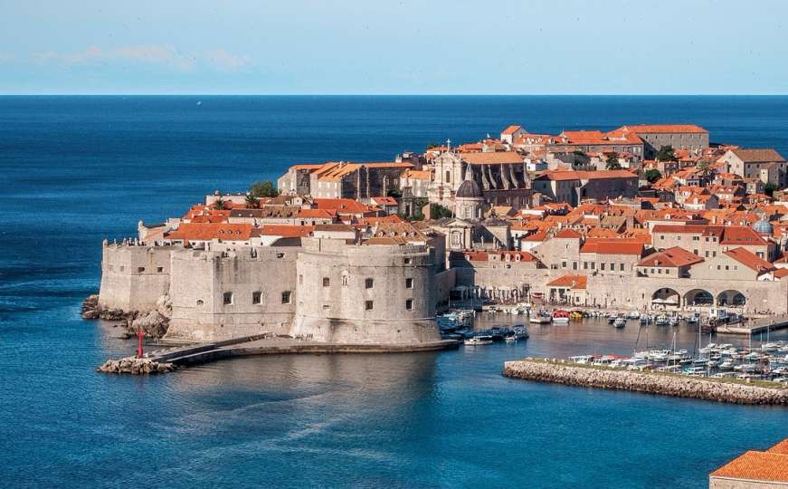 Zaštitari u Dubrovniku brane ljudima da ulaze na plažu s hranom i pićem
