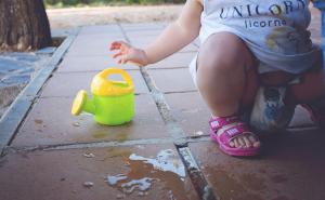 Tokom vrelih dana bebama treba posvetiti posebnu pažnju