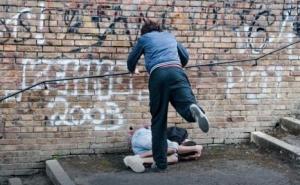 Sin policajca brutalno pretukao dječaka na igralištu