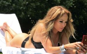 J. Lo pokušala napraviti selfie, ali je fotograf želio otkriti više