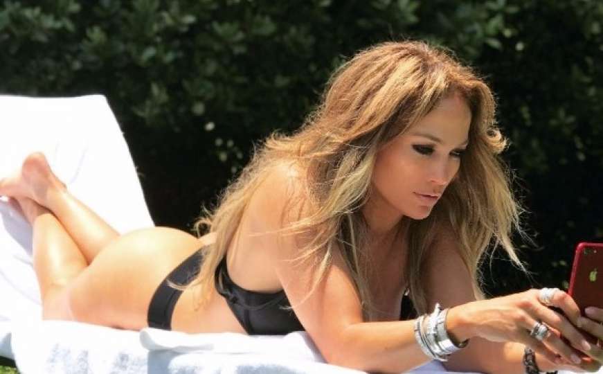 J. Lo pokušala napraviti selfie, ali je fotograf želio otkriti više