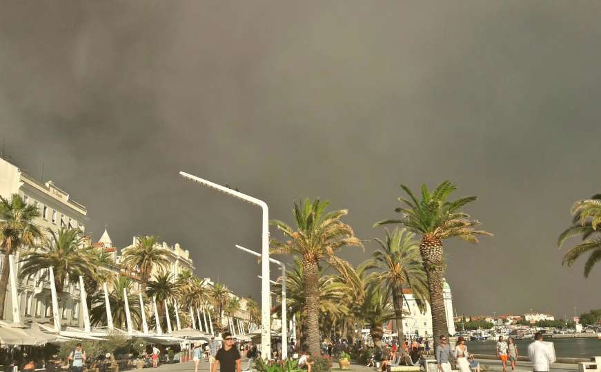 Širi se požar prema Splitu, stanovnici ugroženih mjesta bježe iz kuća