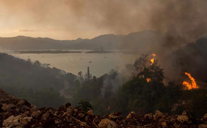 Požari bukte u više crnogorskih gradova, najgora situacija u Tivtu