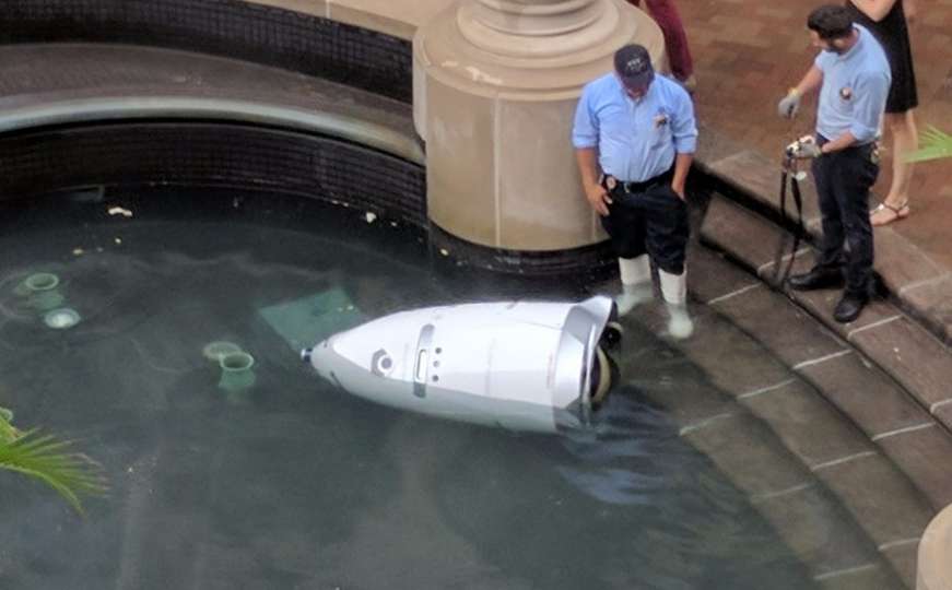 Ne moramo ih se još bojati: Robot čuvar upao u fontanu i stradao