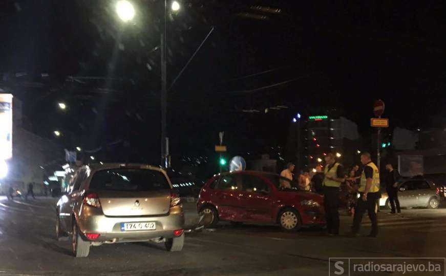 Saobraćajna nesreća na raskrsnici kod mosta na Skenderiji