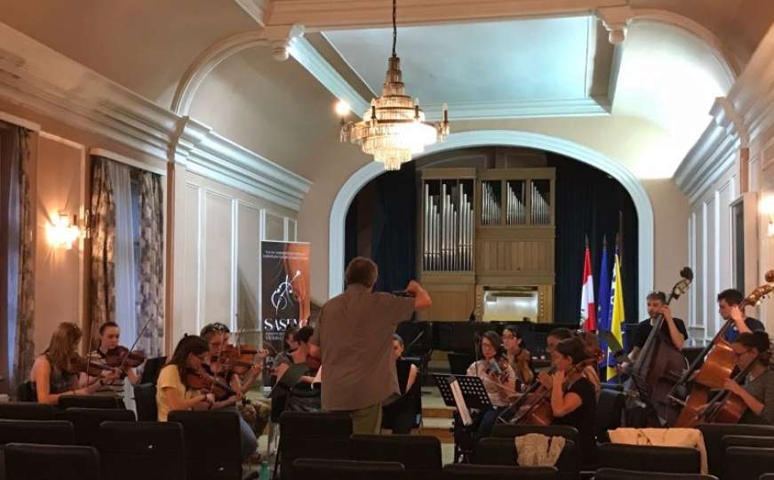 Ernst Kovacic diriguje svečanim koncertom povodom zatvaranja SASEVC-a