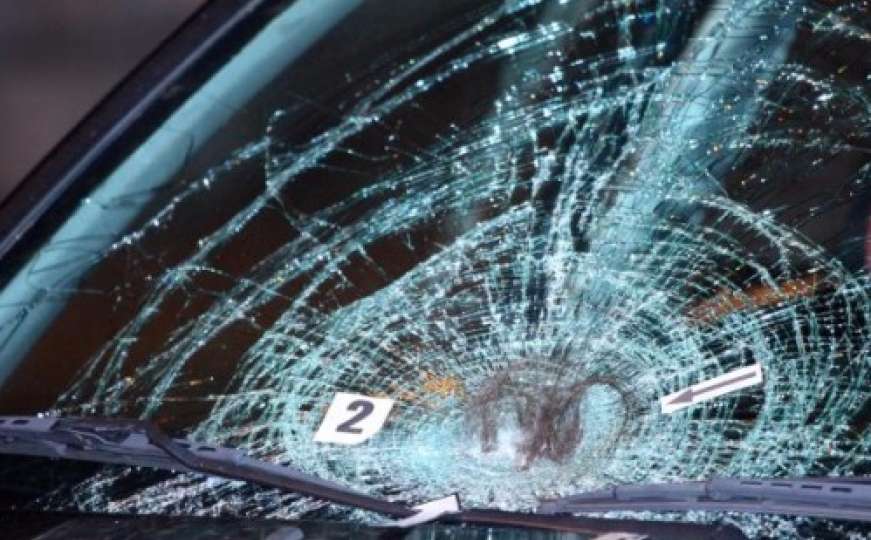 Razulareni 22-godišnjak u BMW-u ganjao turiste, palicom im razbio vozilo