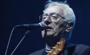 Uživajte uz hit Olivera Dragojevića: "Dženi, probudilo nas more"