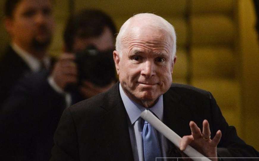 Američki senator John McCain boluje od tumora na mozgu