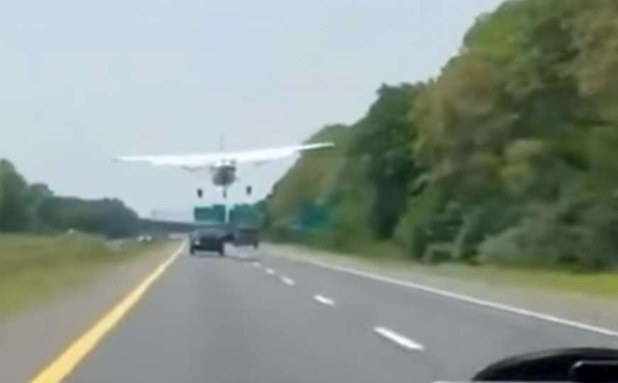 Drama na autoputu: Avion sletio među jureće automobile