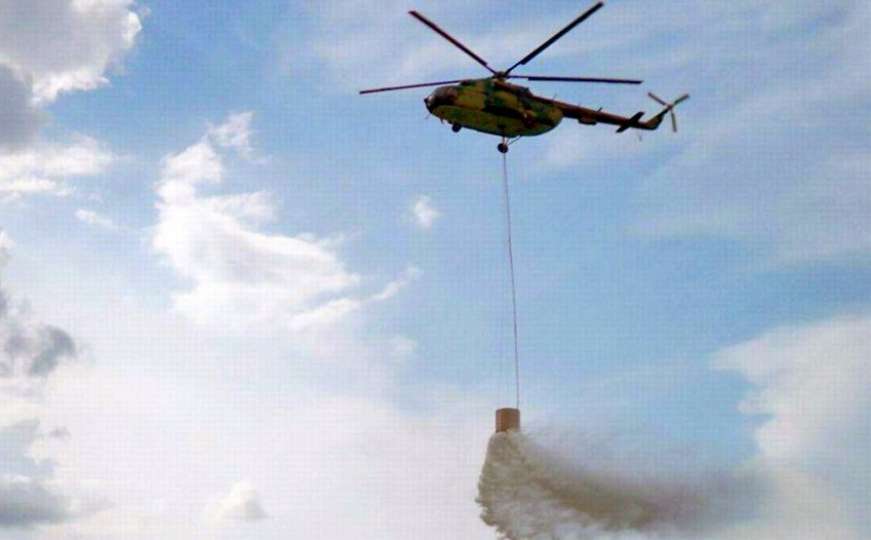 Tri helikoptera gase vatru na Čvrsnici, planirano prosijecanje požara