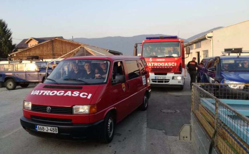 Sarajevski vatrogasci pružaju pomoć u gašenju požara na području Jablanice