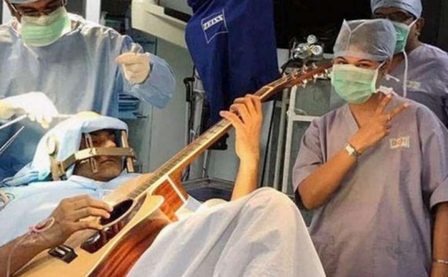 Muzičar koji je oduševio svijet: Svirao gitaru dok su mu doktori operirali mozak