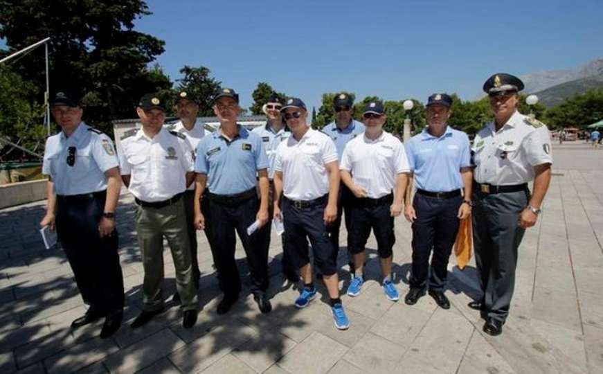 Policajci iz BiH patroliraju i u Makarskoj, pomažu kolegama i turistima
