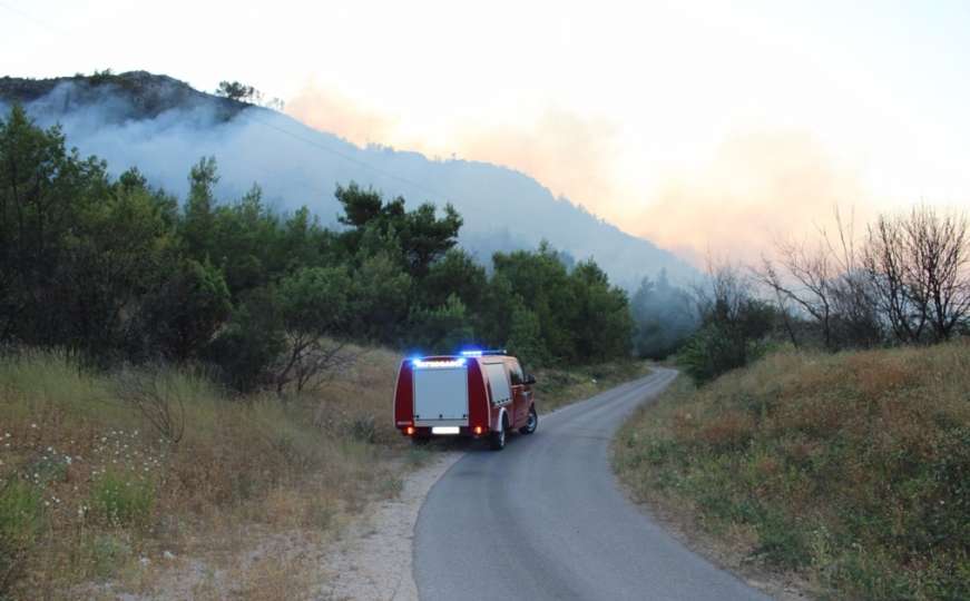 Požar iznad Mostara ponovo aktivan: Gori Brkanovo Brdo, vatrogasci na terenu