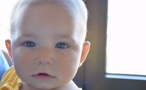 Policija moli za pomoć: Beba ostavljena pred vratima crkve