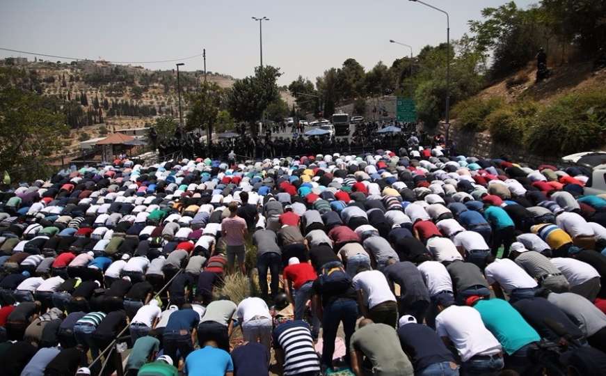 Hiljade Palestinaca džuma-namaz klanjale na ulicama oko džamije Al-Aksa