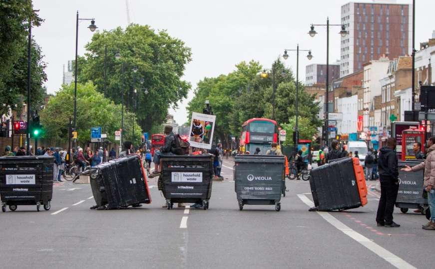 Neredi na protestima u istočnom Londonu zbog smrti mladića