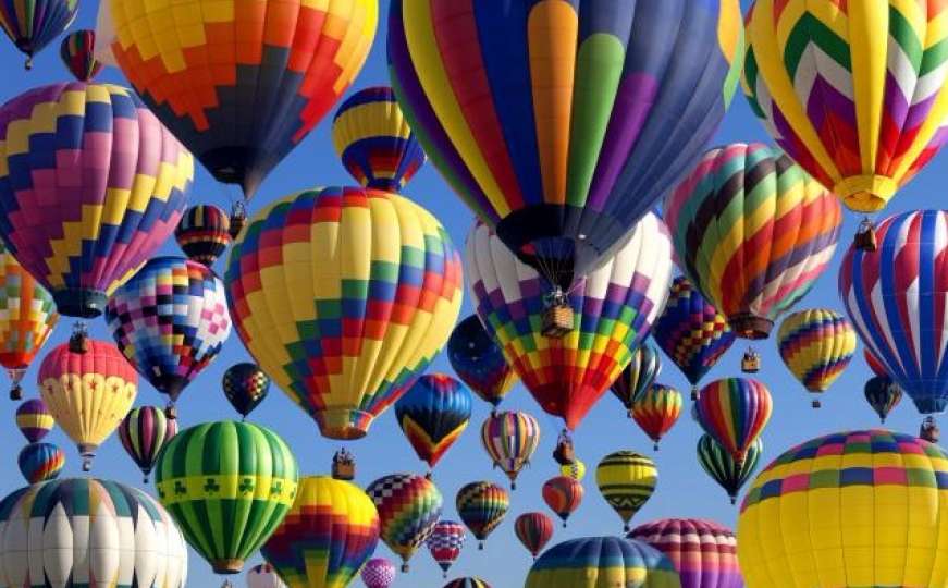 Šareni se nebo: 450 balona u trci za novi rekord
