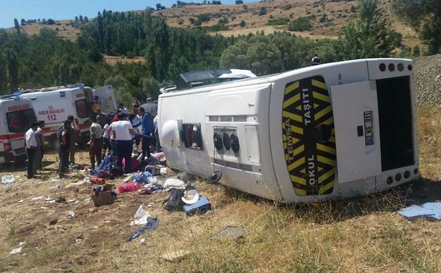 Prevrnuo se minibus s turistima u Turskoj, povrijeđeno 26 osoba