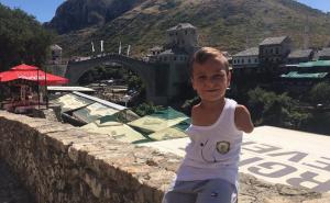 Dječak Ismail Zulfić u Mostaru: Jednog dana i on će biti mostarska lasta