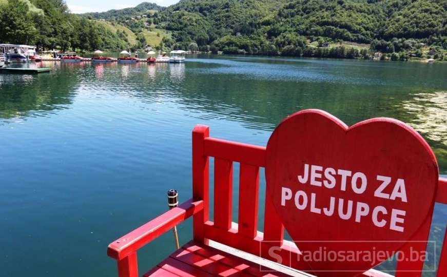 Šetnja Plivskim jezerom, prirodnom oazom koja privlači turiste iz cijelog svijeta