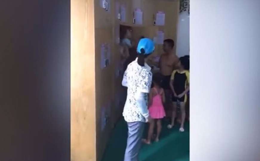 Uznemirujući snimak: Roditelji zaključali dijete u ormariću i otišli na bazen