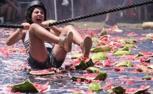 Voćna zabava u Kaliforniji: Učesnici festivala San Fernando skijaju na lubenicama