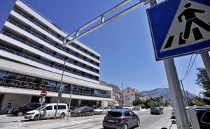 Samo na Balkanu: Postavio privatni semafor da gosti hotela mogu prelaziti cestu