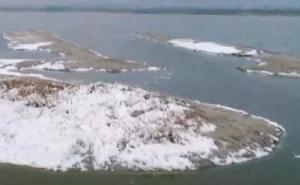 Usred ljeta zabijelilo jezero