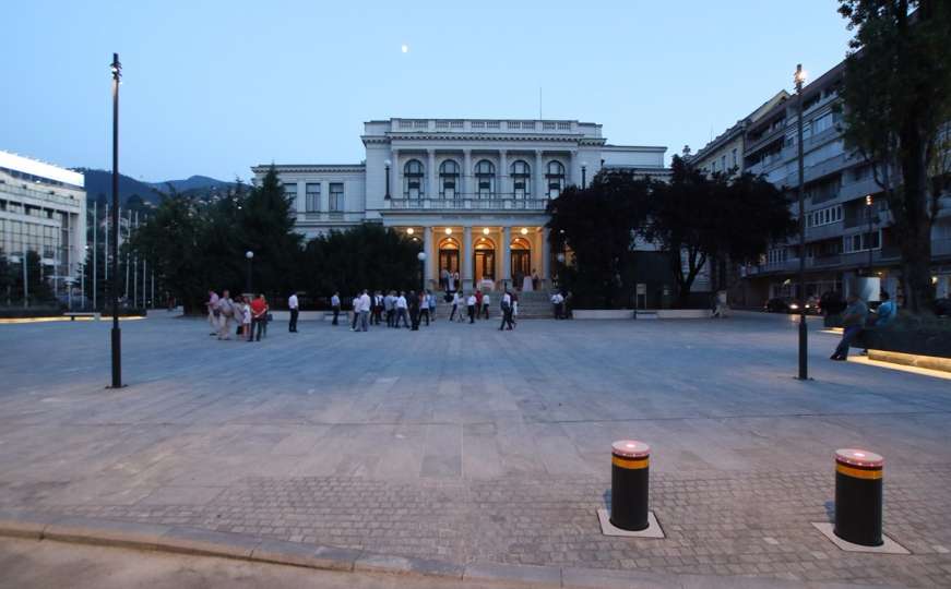 Trg ispred Narodnog pozorišta u Sarajevu zablistao u novom ruhu