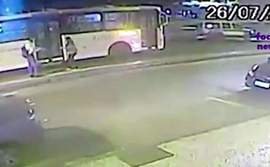 Uznemirujući snimak: Trudnu djevojku gurnuo pod autobus