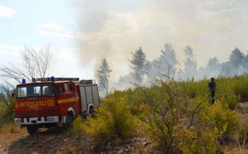 Ljubuški: Hrvatski kanaderi pomažu u gašenju požara